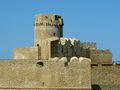 Isola di Capo Rizzuto - Il Castello Aragonese - torre e mura.jpg
