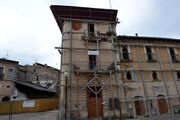 L'Aquila - palazzo a Paganica.jpg