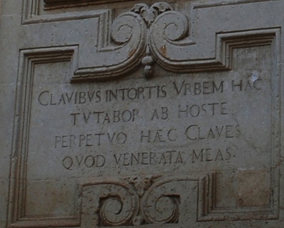 Lecce - Lapide latina sul Duomo dell'Assunta.jpg