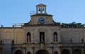 Lecce - Palazzo Arcivescovile - dettaglio della facciata con orologio.jpg