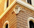 Lecce - Palazzo Banca d'Italia - dettaglio dello stemma ad angolo.jpg
