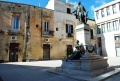 Lecce - Piazza Castromediano - e il monumento.jpg