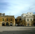 Lecce - Piazza Duomo - ingresso alla piazza.jpg
