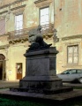 Lecce - Piazzetta Raimondello Orsini - monumento a Tito da Lodi.jpg