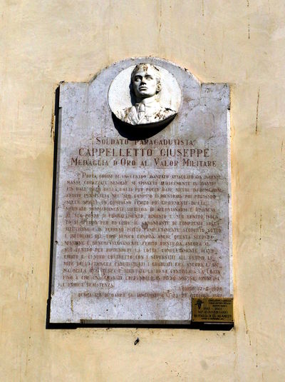 Lonigo - Lapide commemorativa soldato paracadutista Cappelletto Giuseppe - Palazzo Pisani.jpg