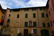 Lucca - palazzo con edicola votiva.jpg