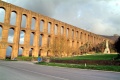 Maddaloni - Acquedotto e Monumento ai Garibaldini (a destra).jpg