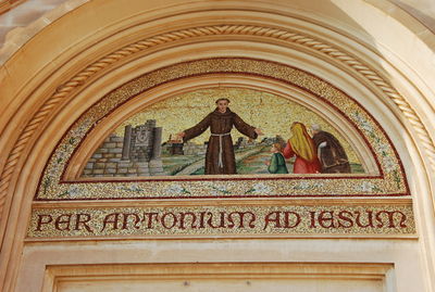 Manduria - Chiesa di Sant'Antonio - iscrizione sulla lunetta del portale.jpg