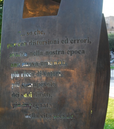 Manduria - Lapide sul Monumento ad Aldo Moro - Piazza V. Emanuele(Villa Comunale).jpg