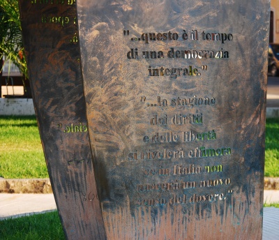 Manduria - Lapide sul Monumento ad Aldo Moro - Villa Comunale.jpg
