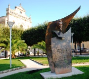 Manduria - Monumento ad Aldo Moro - Piazza V. Emanuele.jpg
