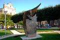 Manduria - Piazza Vittorio Emanuele - con monumento ad Aldo Moro.jpg