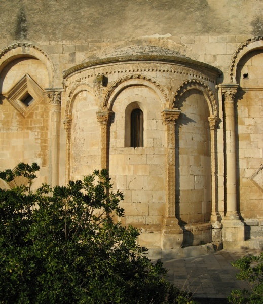 File:Manfredonia - Basilica di Siponto - abside.jpg