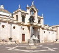 Manfredonia - Fianco destro della Cattedrale prospiciente su Piazza Giovanni XXIII.jpg
