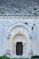 Manfredonia - Portale laterale della Chiesa di S. Leonardo in Lama Volara.jpg
