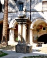 Maruggio - Chiesa di Santa Maria delle Grazie annessa all'ex Convento dei Frati Minori Osservanti - pozzo nel chiostro del convento.jpg