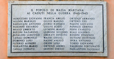 Massa Martana - Lapide ai caduti guerra 1940 - 45 - Piazza Umberto I.jpg