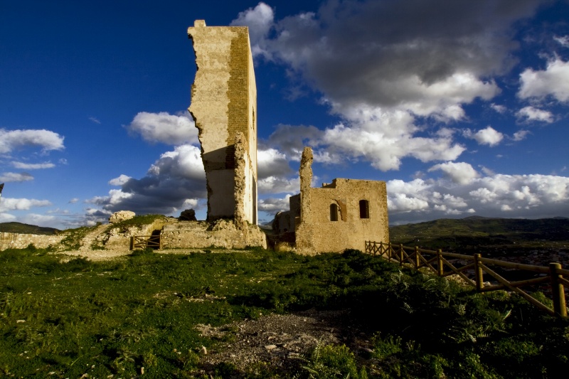 File:Misilmeri - Le rovine del Castello dell'Emiro.jpg