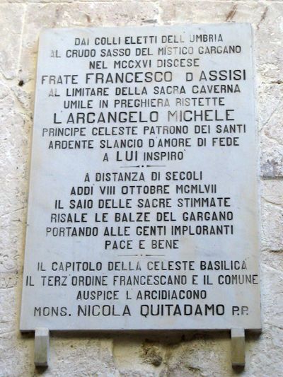 Monte Sant'Angelo - Lapide a S. Francesco d'Assisi.jpg