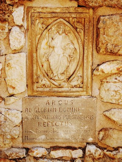 Monte Sant'Angelo - Lapide in latino - Abbazia di S. Maria di Pulsano.jpg