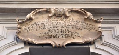 Napoli - Lapide della facciata della Chiesa di S. Maria Assunta dei Pignatelli.jpg