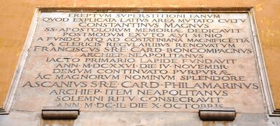 Napoli - Lapide sul portale della Chiesa dei SS. Apostoli.jpg