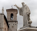 Norcia - Monumento a San Benedetto.jpg