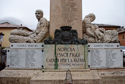 Norcia - Monumento ai Caduti - in guerra per la Patria.jpg