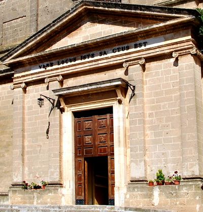 Oria - Chiesa e Convento di San Benedetto - dettaglio dell'iscrizione sul portale.jpg
