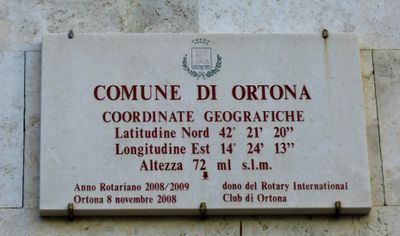 Ortona - Lapide con le coordinate geografiche.jpg