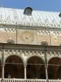 Padova - Palazzo della Ragione - l'orologio sopra la loggia.jpg