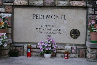 Pedemonte - Posta alla Base del Monumento ai Caduti.jpg
