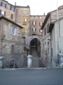 Perugia - Arco dell'Acquedotto ( Arco della Via Appia) - Visto da via Cesare Battisti.jpg