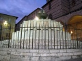 Perugia - Fontana dei Mestieri (Fontana Maggiore) - vista da dietro l'inferriata.jpg