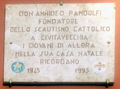 Pescasseroli - targa ricodo - affissione di una lapide, sulle mura della casa natia del fondatore Scautismo cattolico.jpg