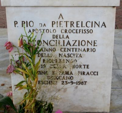 Peschici - Monumento a Padre Pio - lapide sul monumento.jpg