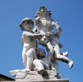 Pisa - Fontana Monumentale - scultura dei Putti e stemma.jpg