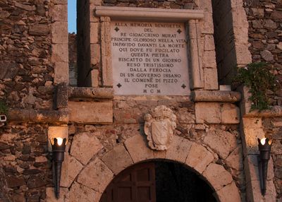 Pizzo - Lapide all'ingresso di Castello Murat.jpg