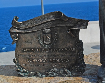 Polignano a Mare - Statua - a Domenico Modugno.jpg