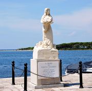 Monumento a Manuela Arcuri - Guida Porto Cesareo Wiki