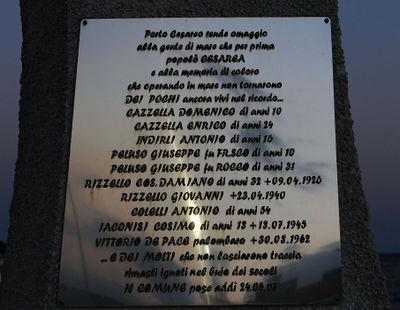 Porto Cesareo - Monumento alla Gente di Mare Morta 3.jpg