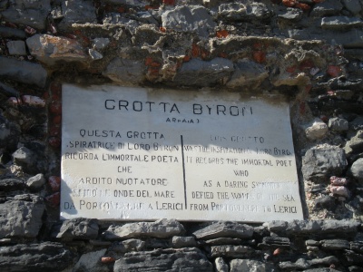 Portovenere - Grotta Byron - Lapide commemorativa.jpg