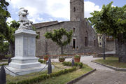 Radicofani - monumento e chiesa.jpg
