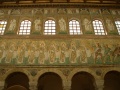 Ravenna - S.Apollinare Nuovo - Mosaici pareti.jpg