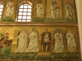 Ravenna - S.Apollinare Nuovo - mosaici parete sin-.jpg