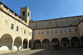 Recanati - Chiostro Convento S. Agostino.jpg