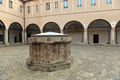 Recanati - Pozzo nel Convento S. Agostino.jpg
