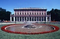 Reggio Emilia - Teatro Valli - con la vecchia fontana.jpg
