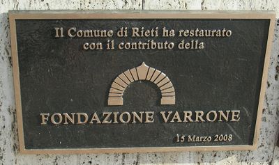 Rieti - Monumento alla Lira - Targa Varrone.jpg