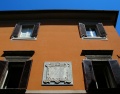 Rieti - lapide a Loreto Mattei - finestre della casa.jpg